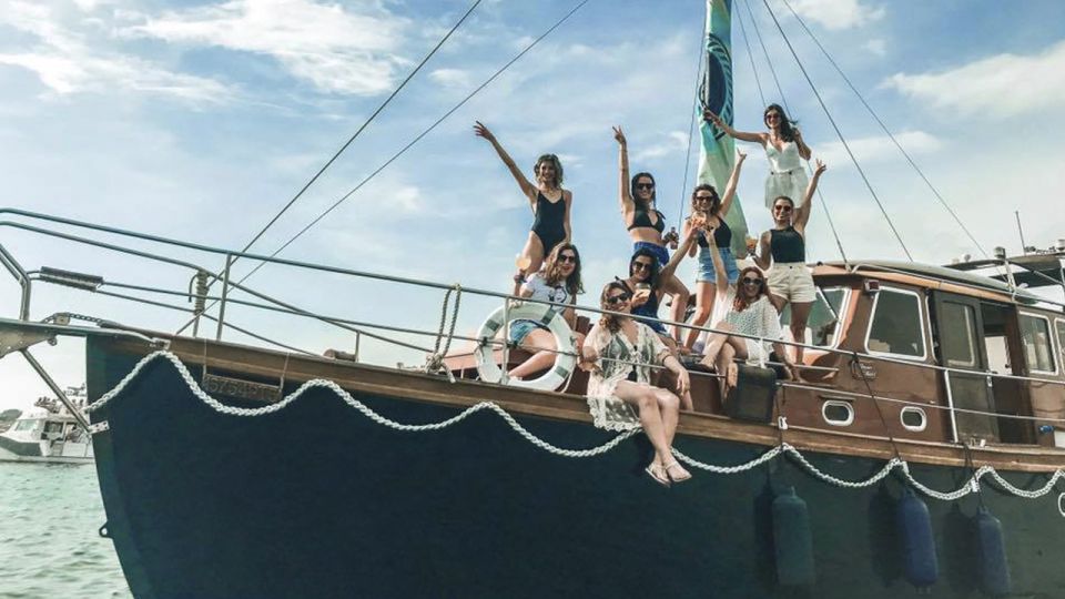 Porto : Bachelorette Party on Private Boat (1-10px) - Key Points