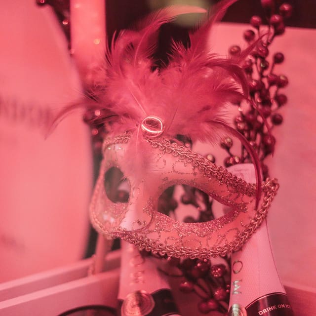 Porto: Cabaret & Pole Shows, offer a Glass of Champagne - The Experience — What You Can Expect