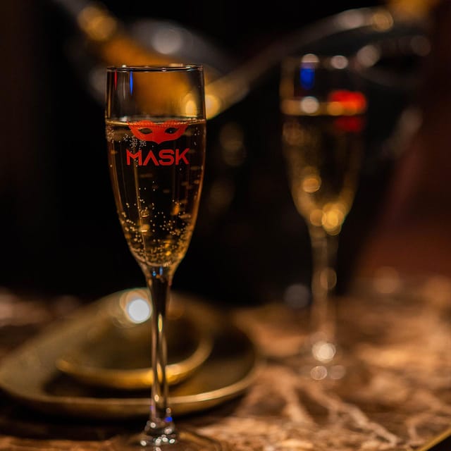 Porto: Cabaret & Pole Shows, offer a Glass of Champagne - FAQ