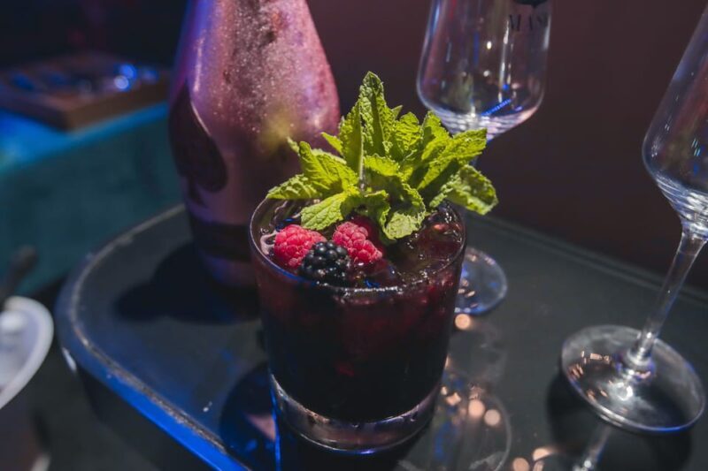 Porto: Dinner with Cabaret & Pole Shows - The Experience