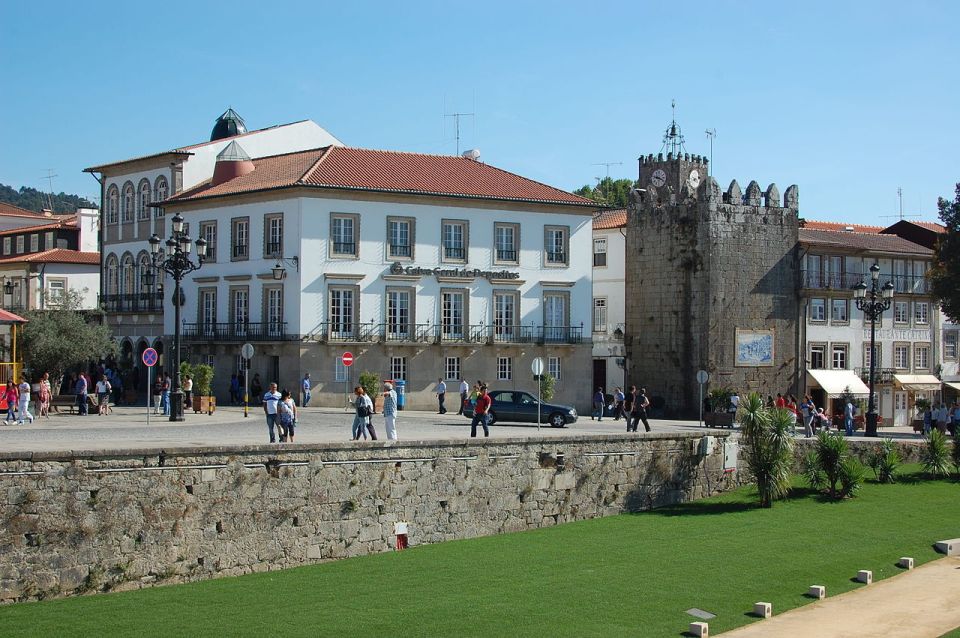 Porto: Green Wine Region Tour With Tastings and Lunch - Barcelos Roosters Historical Significance