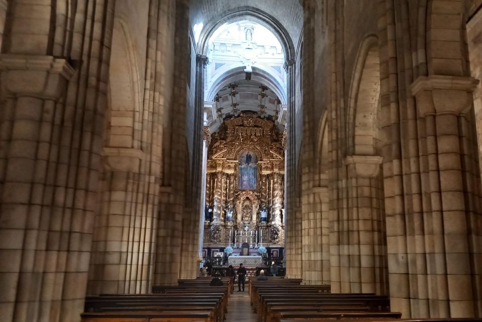 Porto Historic Centre: Private Walking Tour & Cathedral - São Bento Station Tour