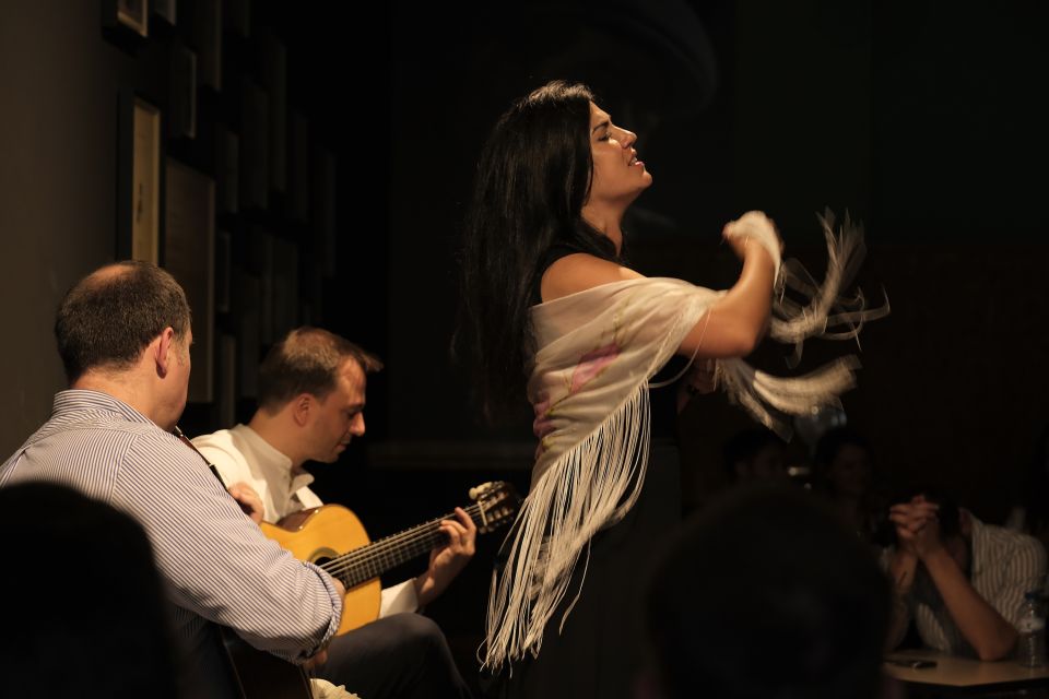 Porto: Intimate Fado Concert Ticket With a Glass of Wine - Venue Details and Atmosphere
