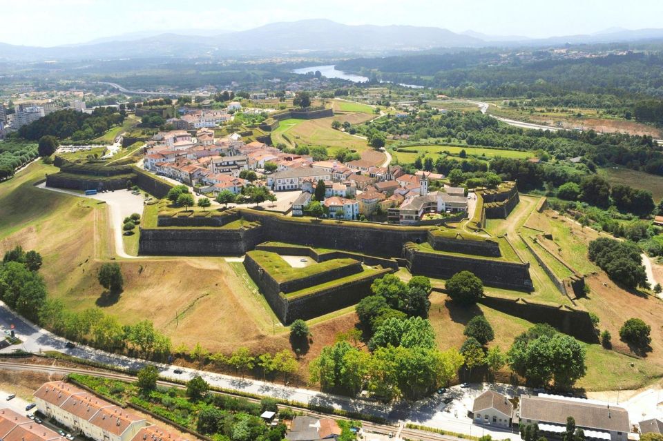 Porto: Private Santiago Compostela & Valença Do Minho Tour - Visit to Santiago De Compostela