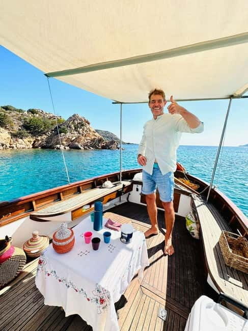 Porto San Paolo: Half Day Boat Tour to Tavolara and Molara - Comfortable boat with thoughtful amenities