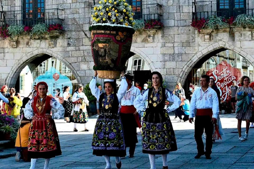 Porto: Santiago De Compostela & Viana Do Castelo Tour - Booking and Pricing Details