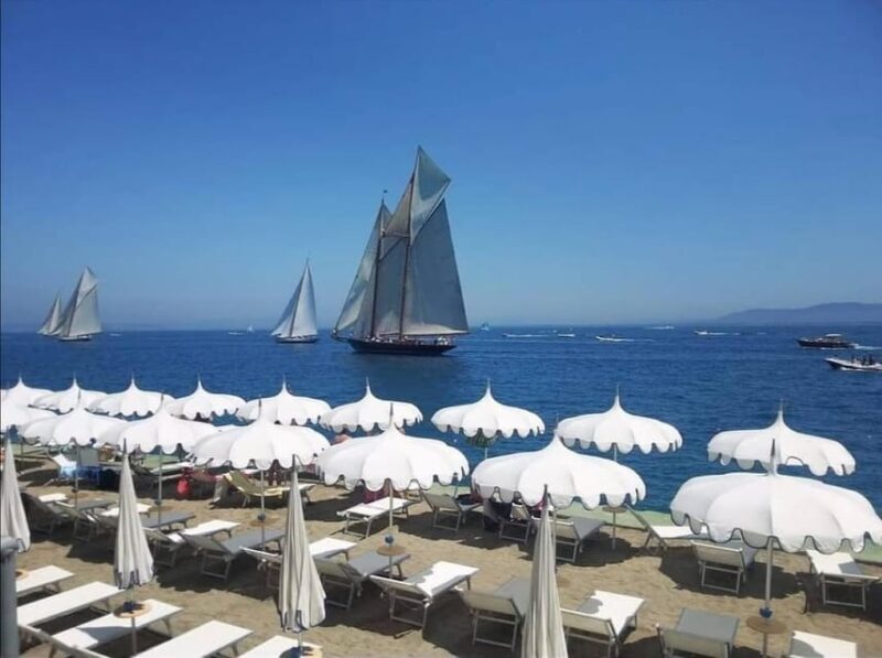 Porto Santo Stefano: La Caletta beach club - Cocktails under the umbrella - The Experience Provider: La Caletta Beach Club