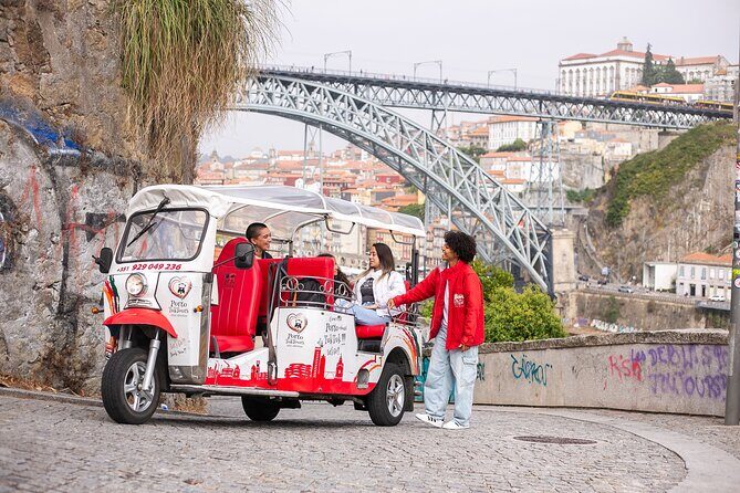 Porto: Tuk tuk vip guided tour - 1.30h - The Experience in Detail
