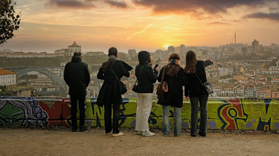 Porto: Wine Tour & One Hour Fado Show | All Included - Aperitif and Guided Tour