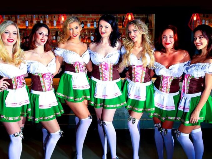Portsmouth: Private Bar Maid-led Pub Crawl - Unforgettable Memories
