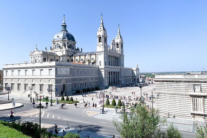 Prado City Tour Royal Palace in one day with entrance and pick-up - FAQs