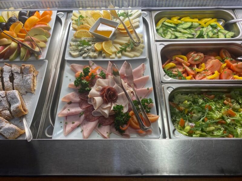Prague: 2-Hour Historic Boat Cruise With Delicious Lunch - Cruise Highlights