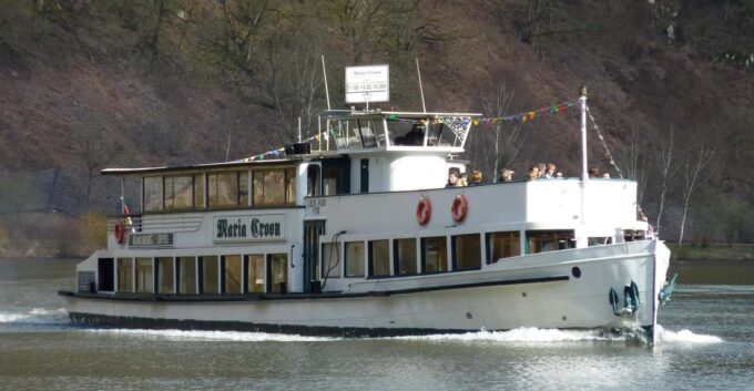 Prague: 2-Hour Historic Boat Cruise With Delicious Lunch - Duration and Schedule