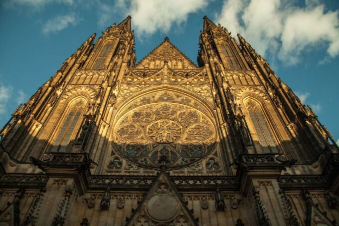 Prague: 3-Hour Old Town and Prague Castle Tour in German - Exploring Old Town Square