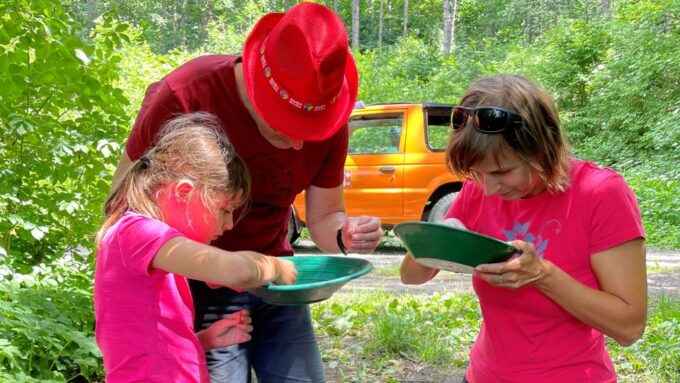 Prague: Bohemian Uplands Garnet Panning&Animal Farm 4WD Tour - Immersive Culinary Experience