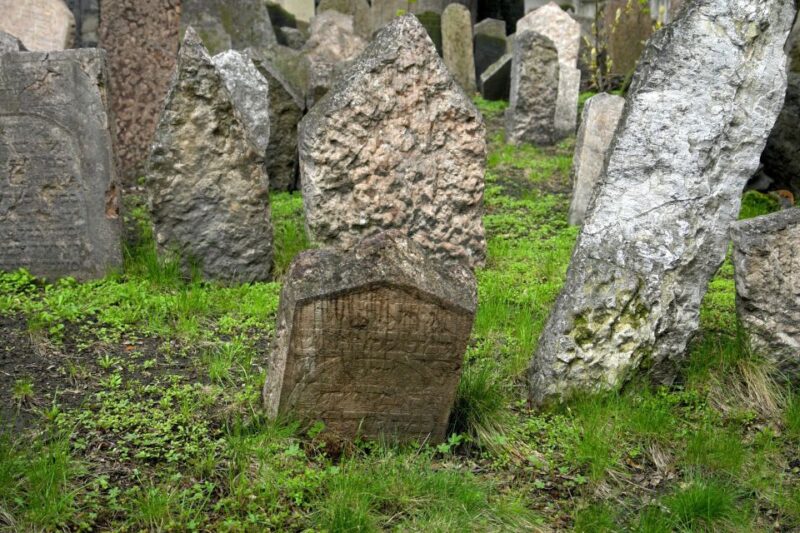Prague: Old Town and Jewish Quarter Tour With Jewish Museum - Exploring the Jewish Quarter