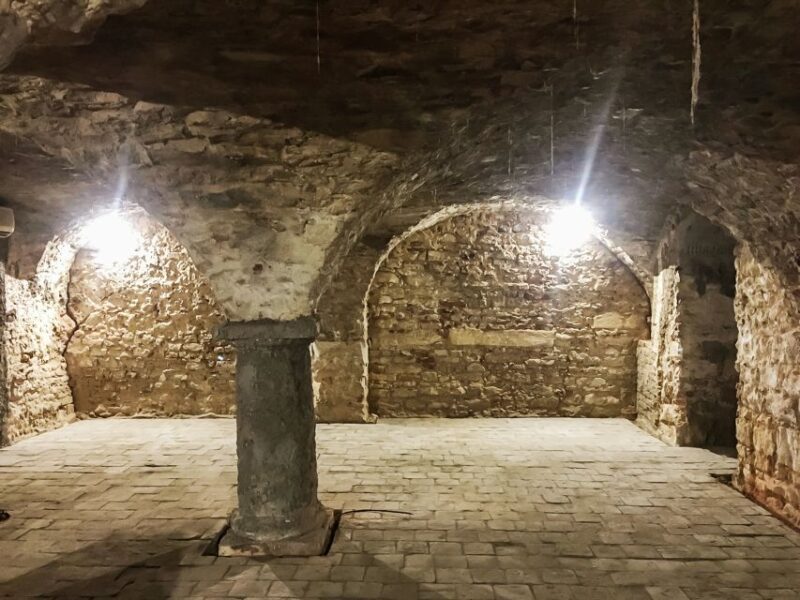 Prague: Old Town, Medieval Underground & Dungeon Tour - Tour Experience