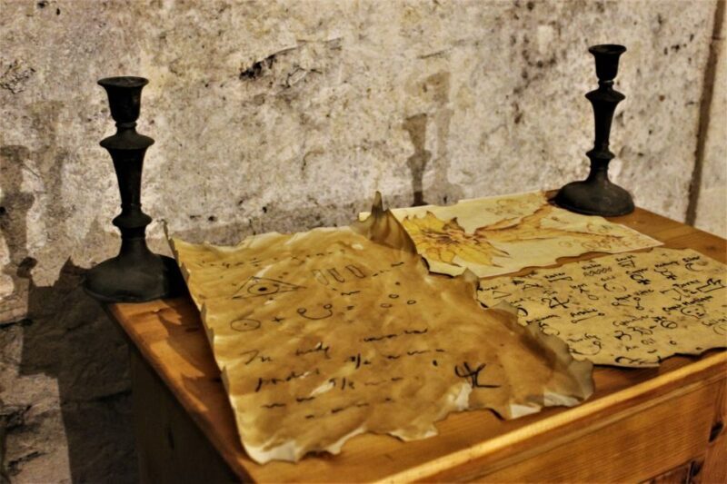 Prague: Oldtown, Medieval Underground & Dungeon History Tour - Interesting Perspectives from Reviews