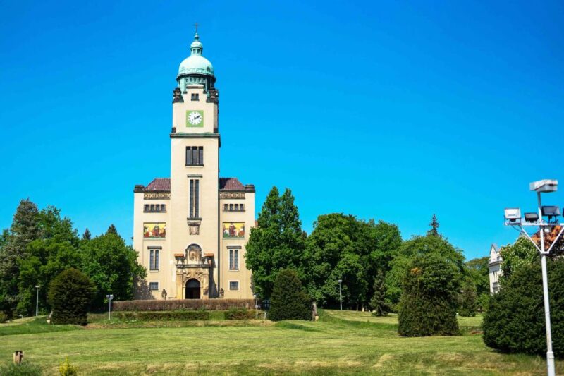 Prague: Psychiatric Hospital and Abandoned Cemetery Tour - Good To Know