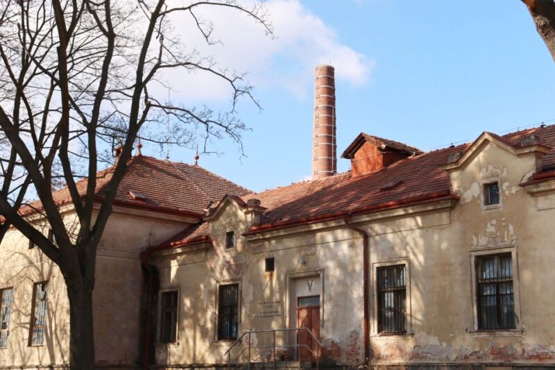 Prague: Psychiatric Hospital and Abandoned Cemetery Tour - Important Information