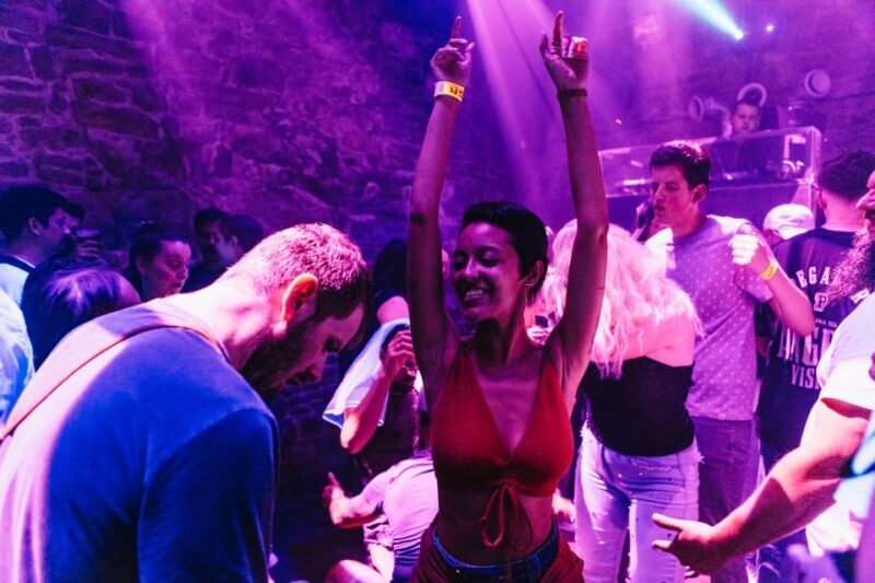 Prague: Pub Crawl with Unlimited Drinks and Cocktails - The Experience in Detail