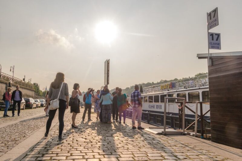 Prague: Sightseeing Boat Cruise With Buffet Dinner - Important Information