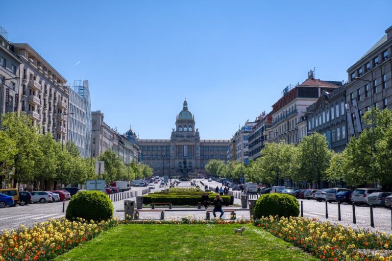 Prague Tour in Spanish - Experiencing Pragues Past and Present