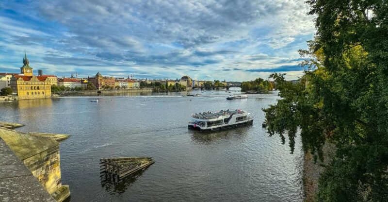 Prague: Vltava River Sightseeing Cruise - Onboard Amenities