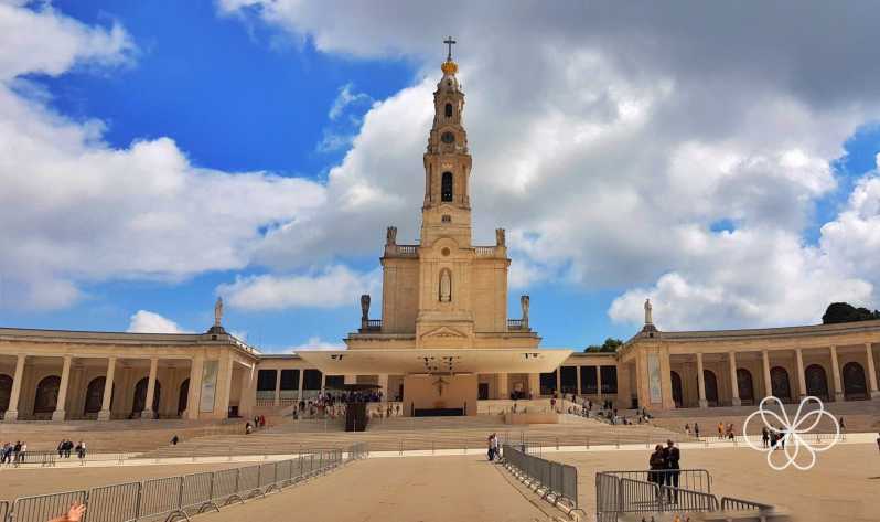 Private 1-Day Tour to Fátima Batalha Nazaré and Óbidos - Key Points