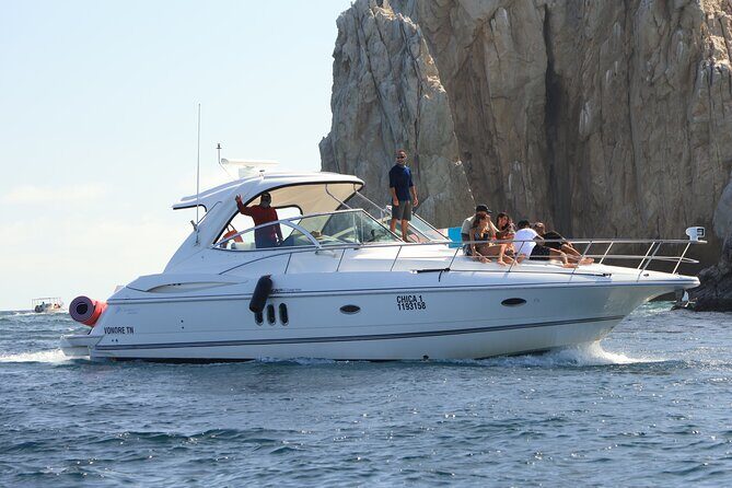 Private 42-foot luxury yacht tour in Los Cabos - An In-Depth Look at the Yacht Experience