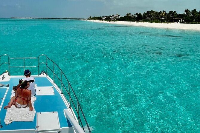 Private 7-Hour Catamaran Tour in Turks and Caicos - Onboard Comforts and Entertainment