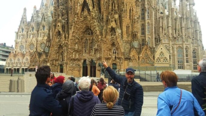 Private Barcelona Modernism and Gaudí Walking Tour - Tour Experience and Highlights