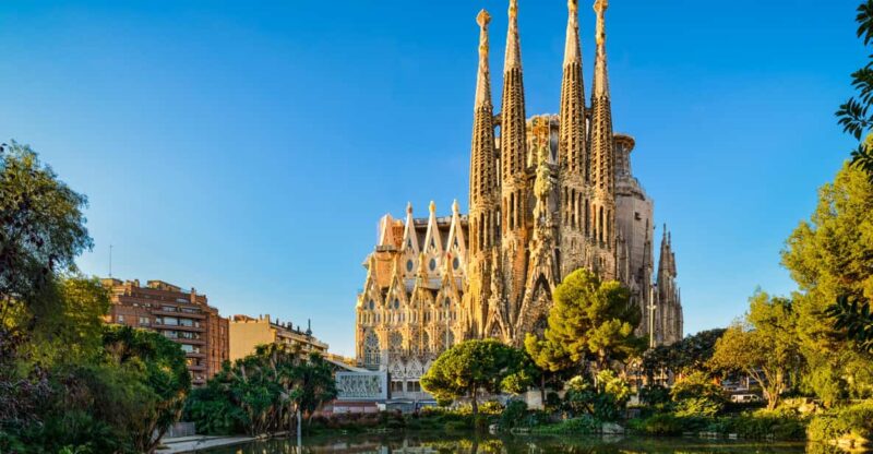 Private Barcelona Sagrada Familia Parc Guell Pedrera - Good To Know