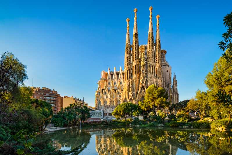 Private Barcelona Sagrada Familia Parc Guell Pedrera - Experience Features