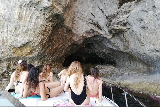 Private boat tour of the Island of Capri, Caves, Faraglioni - FAQ