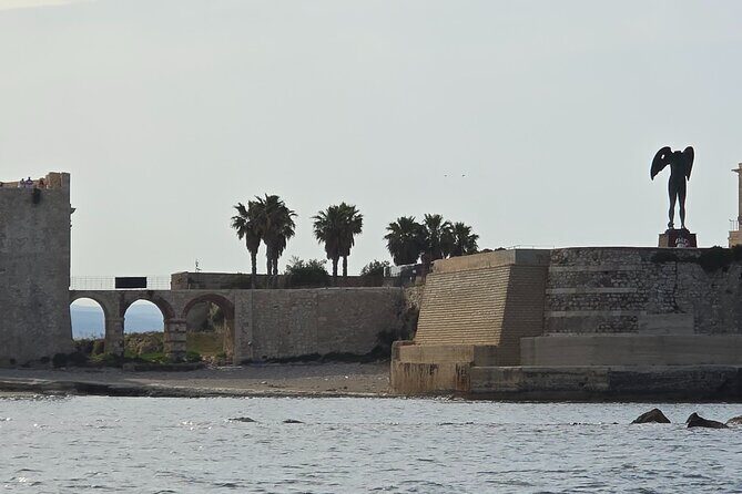 Private boat tour of the island of Ortigia and the sea caves - An In-Depth Look at the Ortigia Boat Tour
