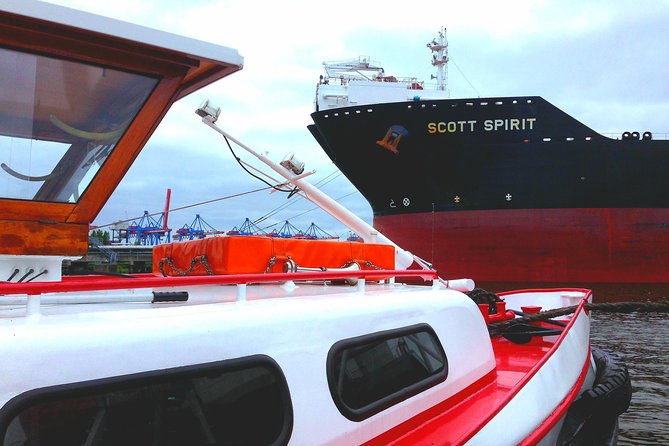 PRIVATE BOAT TOUR Through the Port of Hamburg - Knowledgeable and Friendly Guides