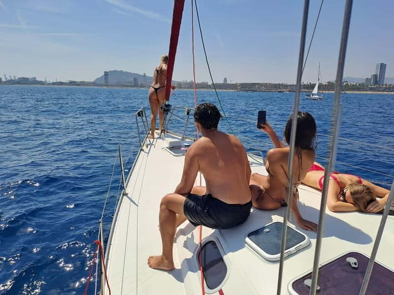 Private boat with open bar and snacks - Key Points