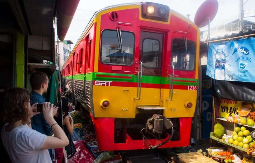 Private: Damnoen Saduak Floating Market, Railway, Wat & More - Highlights of the Tour