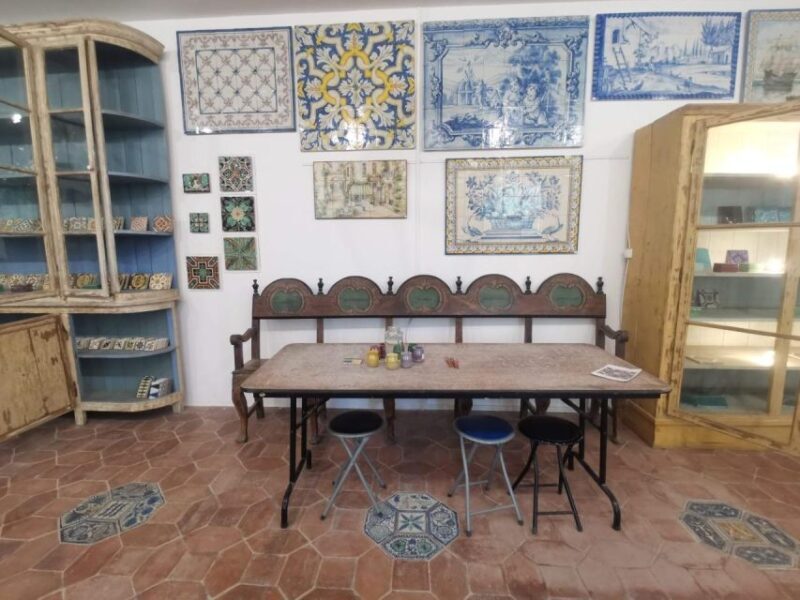 Private day tour Arrábida, Palmela Castle, tiles and Winery - FAQs