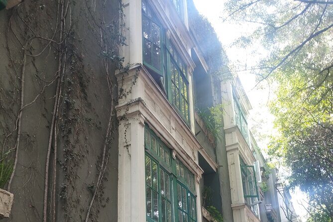 Private guided walking tour in La Condesa neighborhood with transportation - Key Points