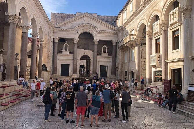 Private History Split Walking Tour in Spanish - Booking and Cancellation Policies