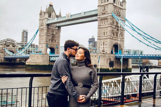 Private landmarks photoshoot for families and couples - The Sum Up