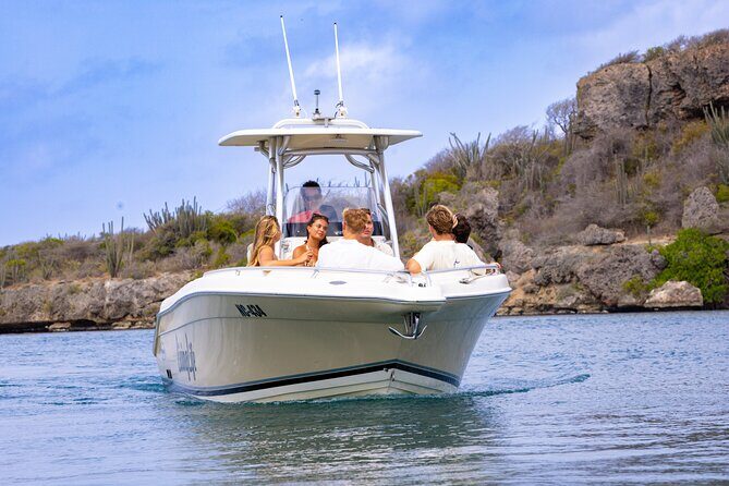 Private Luxury 28ft Boat Trip Coastline Trip Curacao - The Boat and Its Comforts