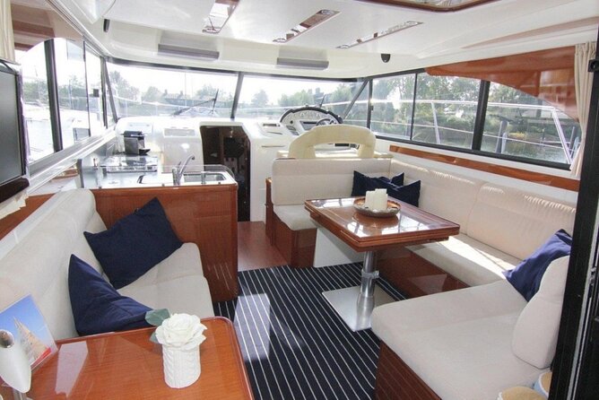Private Luxury Motor Boat 6 & 8 Hour Full Day Charter - Group Size and Amenities