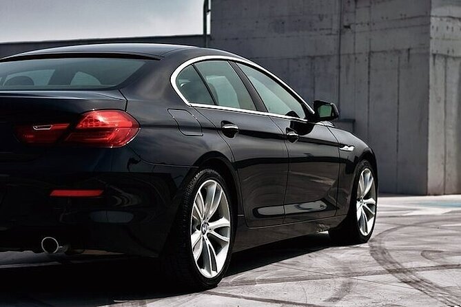 Private One-Way Transfer From Los Angeles Airport to Los Angeles - Vehicle Features and Amenities