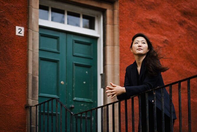 Private Photoshoot with Views of World Famous Edinburgh Castle - The Details That Make This Experience Worth It