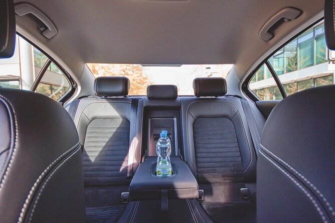 Private ROUND-TRIP (FROM and TO the AIRPORT) by LIMOUSINE 31pax - Destination Drop-off Point Flexibility