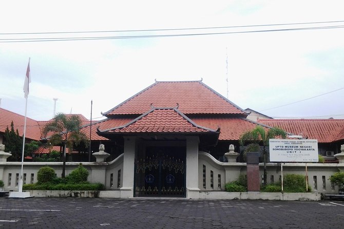 Private Royal Heritage Tour: Yogyakarta Palace, Watercastle, Sonobudoyo Museum - Tour Inclusions and Exclusions