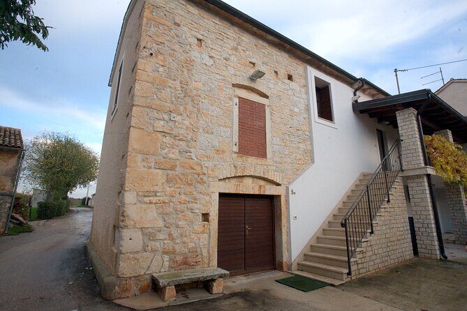 Private Sparkling Wine Tasting in Istria - An Insightful & Enjoyable Tasting Experience